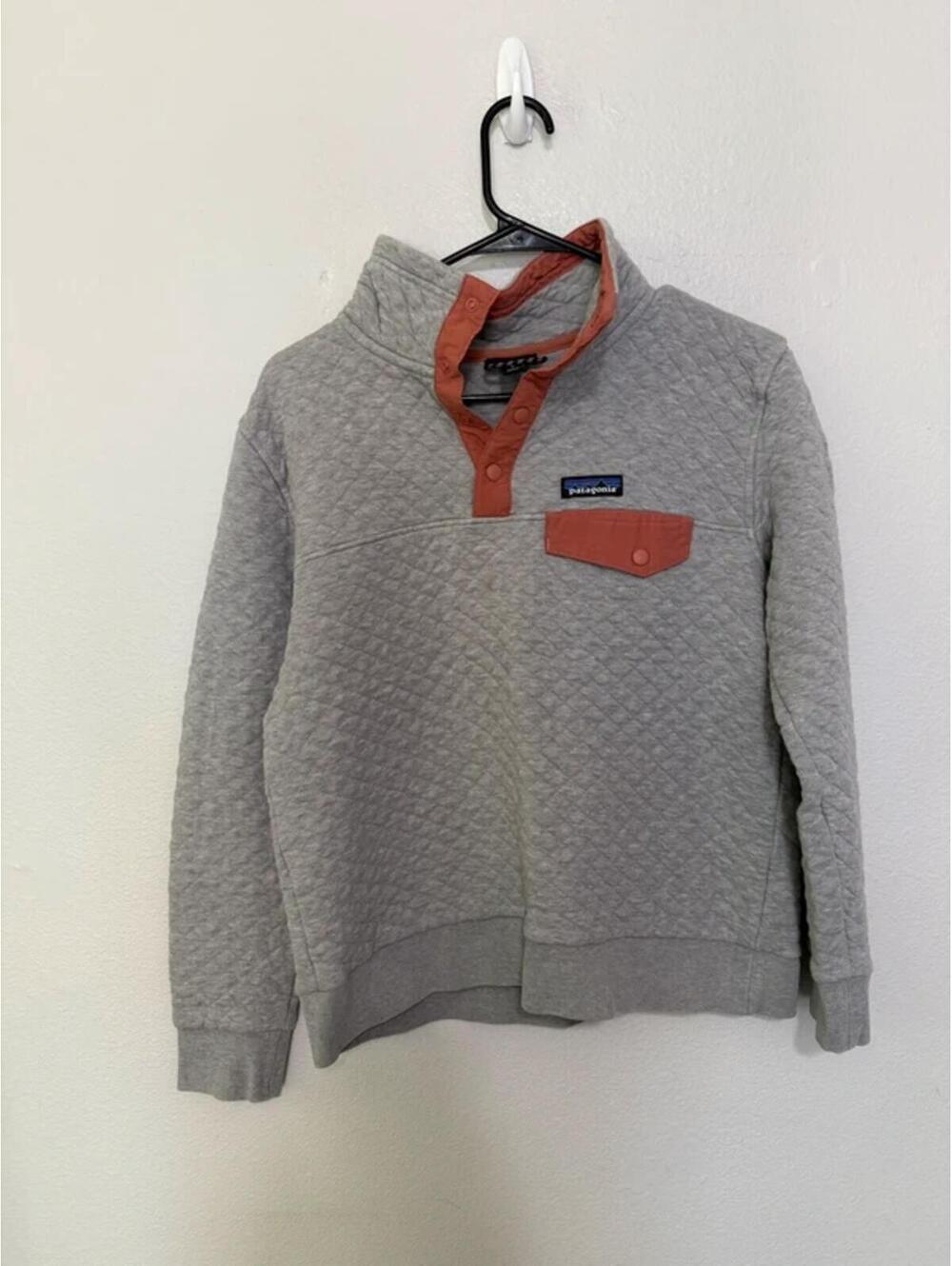 Patagonia medium sweatshirt looks new